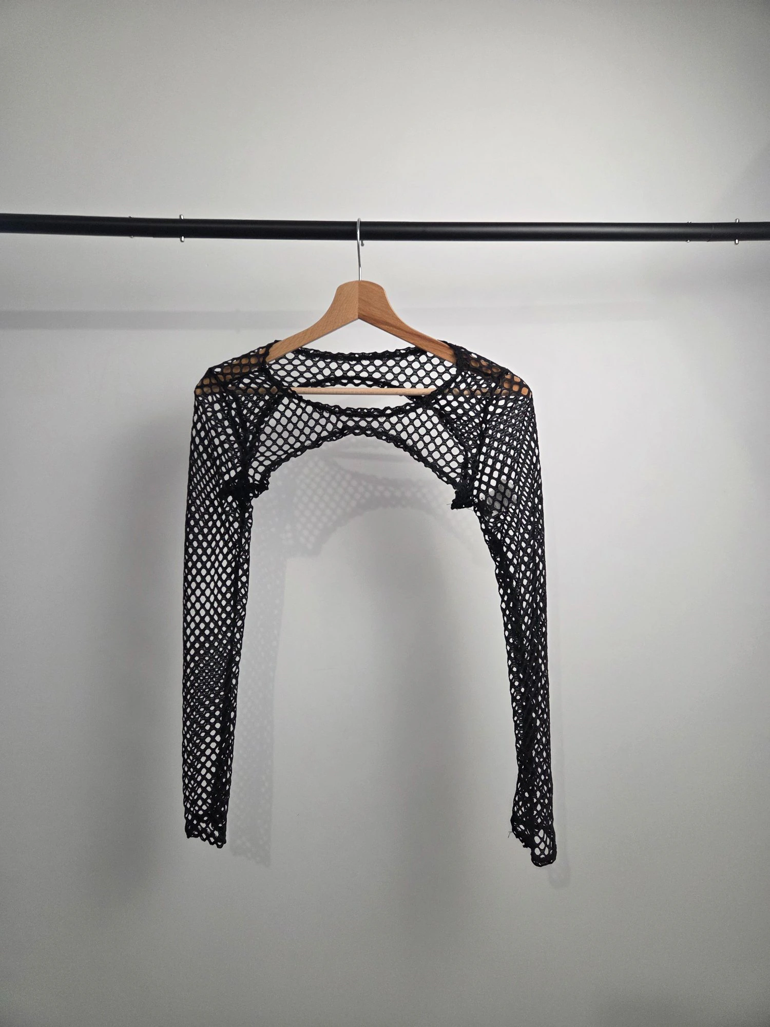 Boléro Résille — Shrug ultra court manches longues — Accessoire rave femme noir