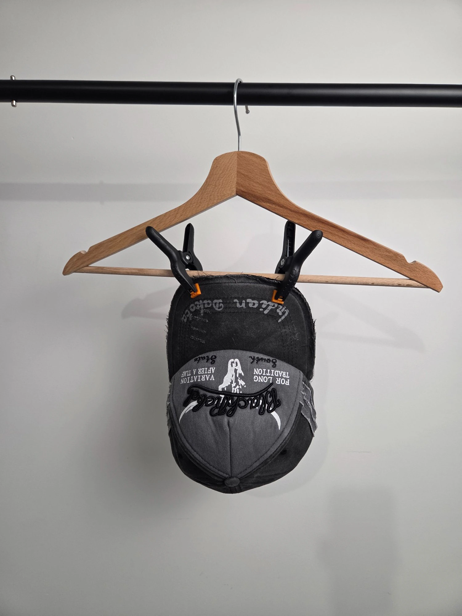 Casquette délavée effet usé — style rue — Accessoire rave homme noir / gris
