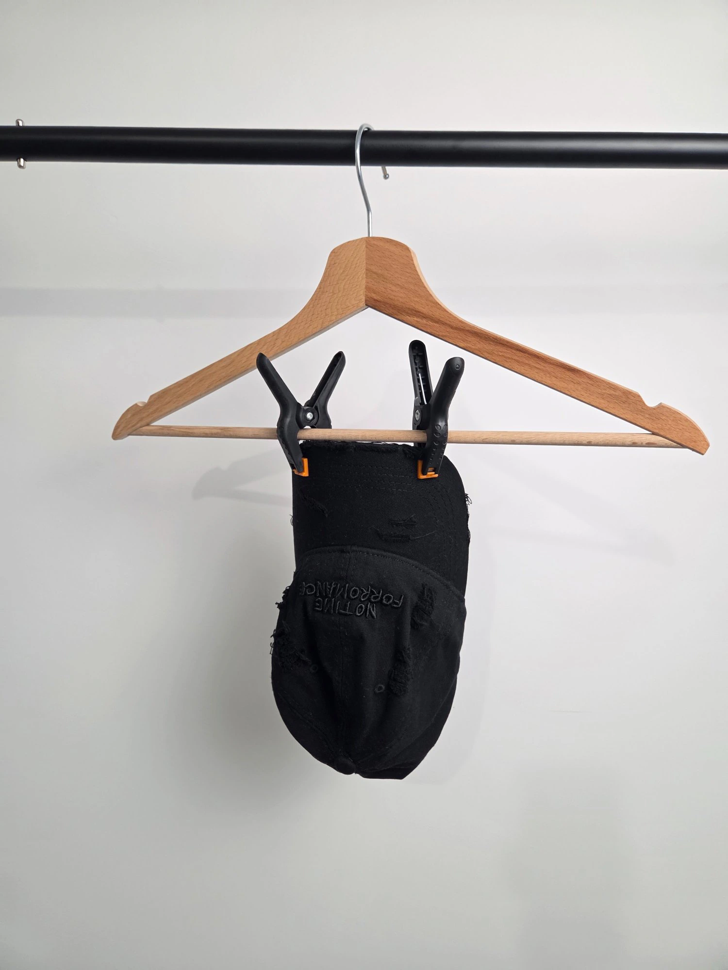 Casquette semi trouée — brodée effet usé — Accessoire rave homme et femme noir