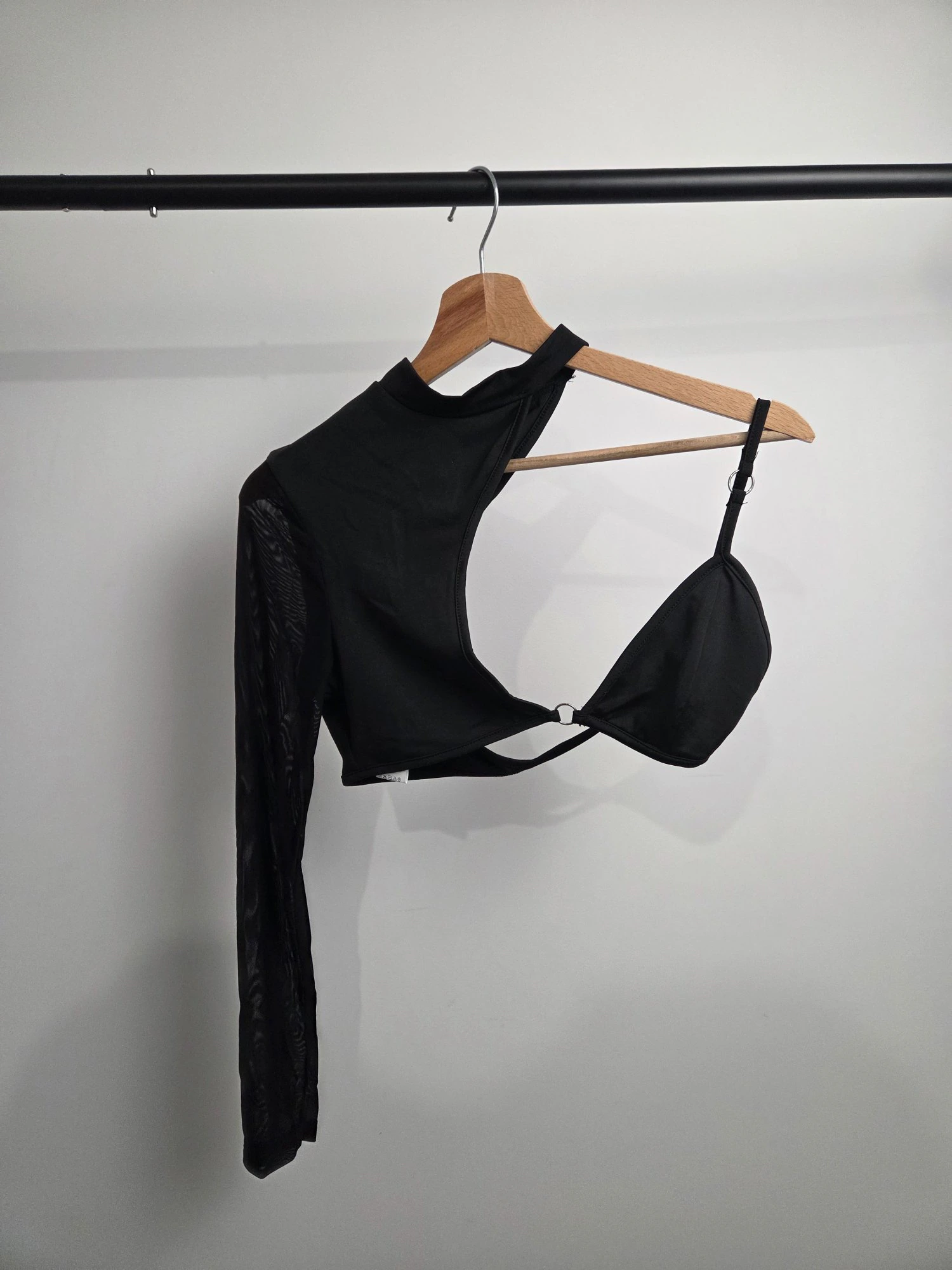 Crop Top Asymétrique — Anneau métal & manche mesh — Accessoire rave femme noir