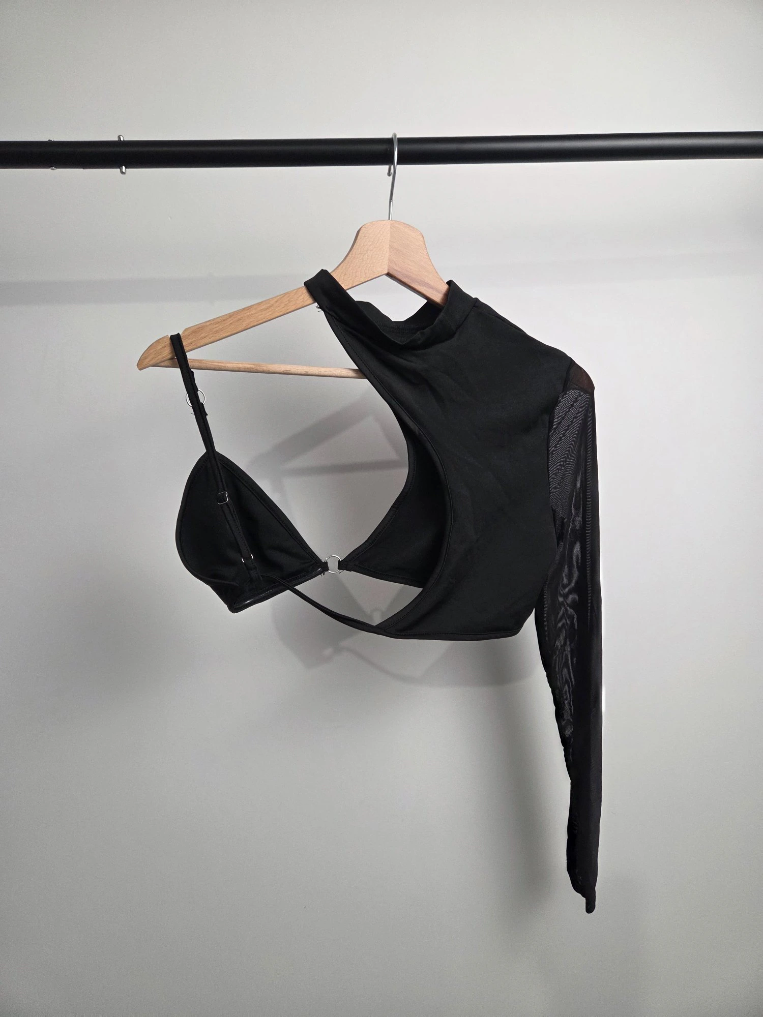 Crop Top Asymétrique — Anneau métal & manche mesh — Accessoire rave femme noir