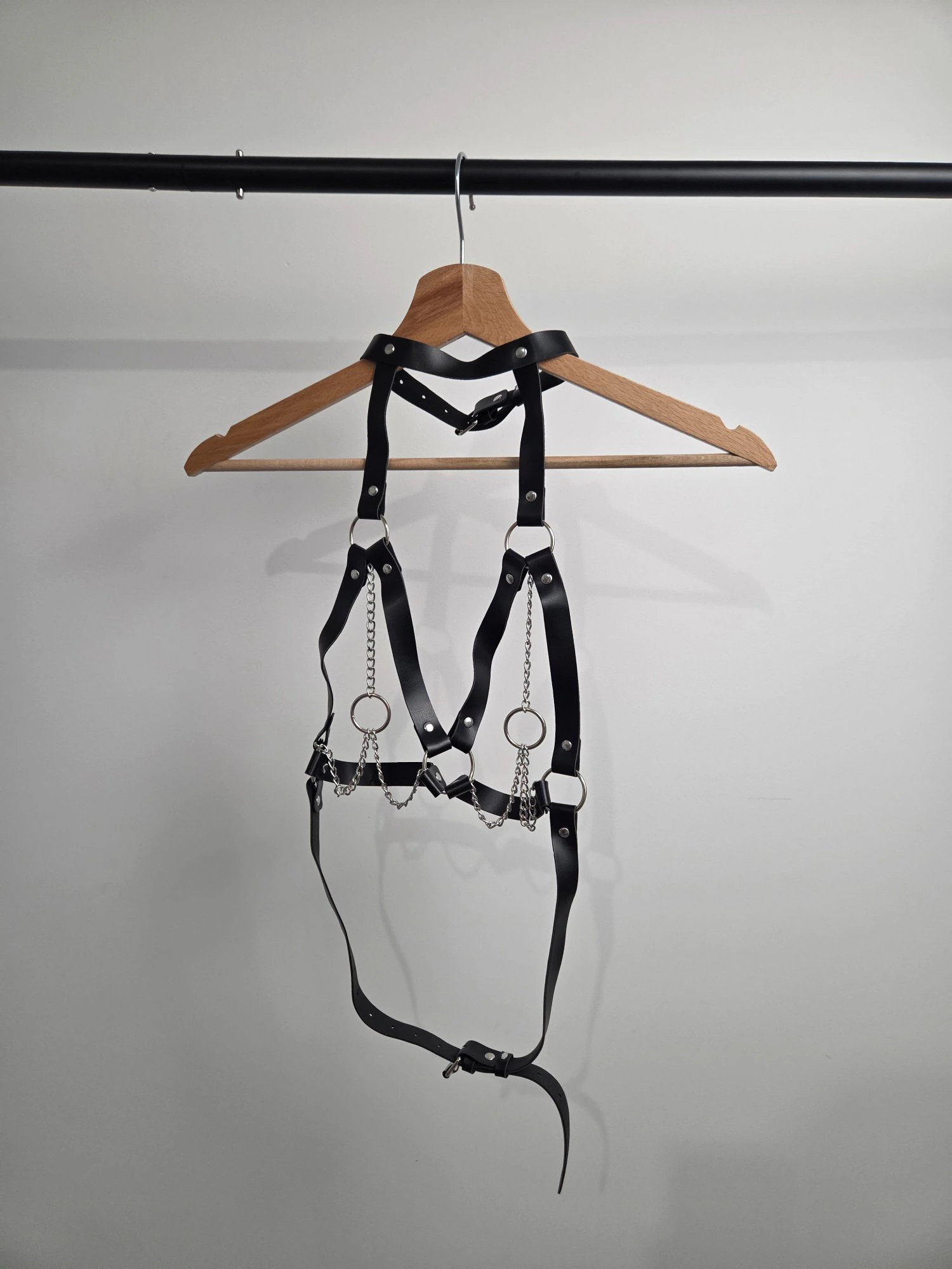 Harnais buste avec collier et chaînes — similicuir noir — Cuir chaines hard techno femme
