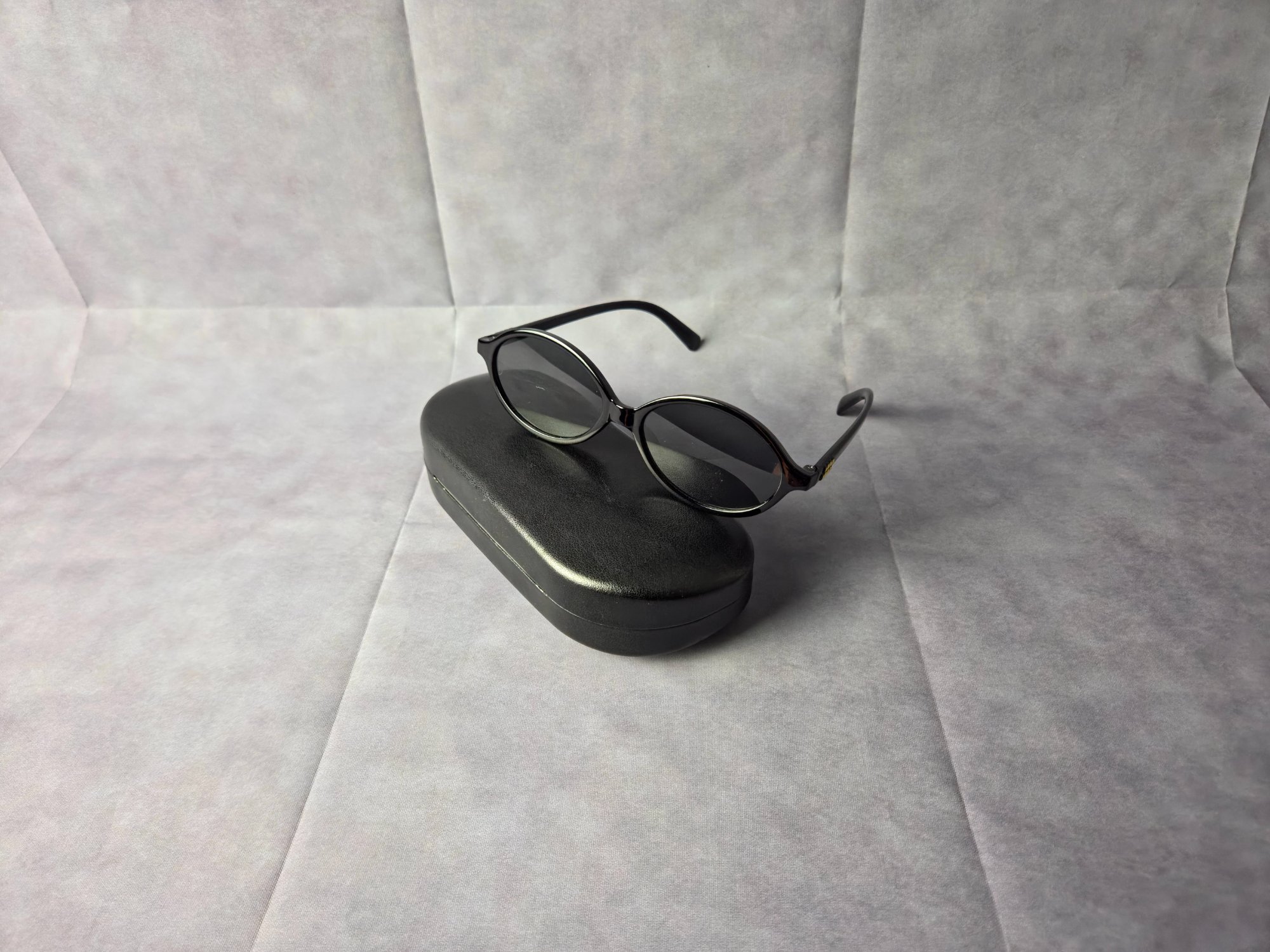 Lunettes de soleil ovales — noir minimaliste