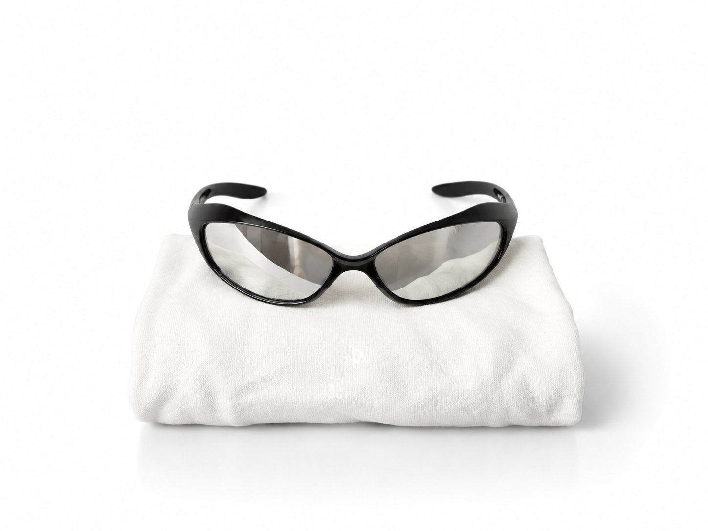 Lunettes de sport futuristes Y2K — monture enveloppante noir et gris — Accessoire rave noir / gris clair